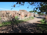 06752 ostia - regio i - insula viii - porta occidentale del castrum - botteghe (i,viii,6).jpg